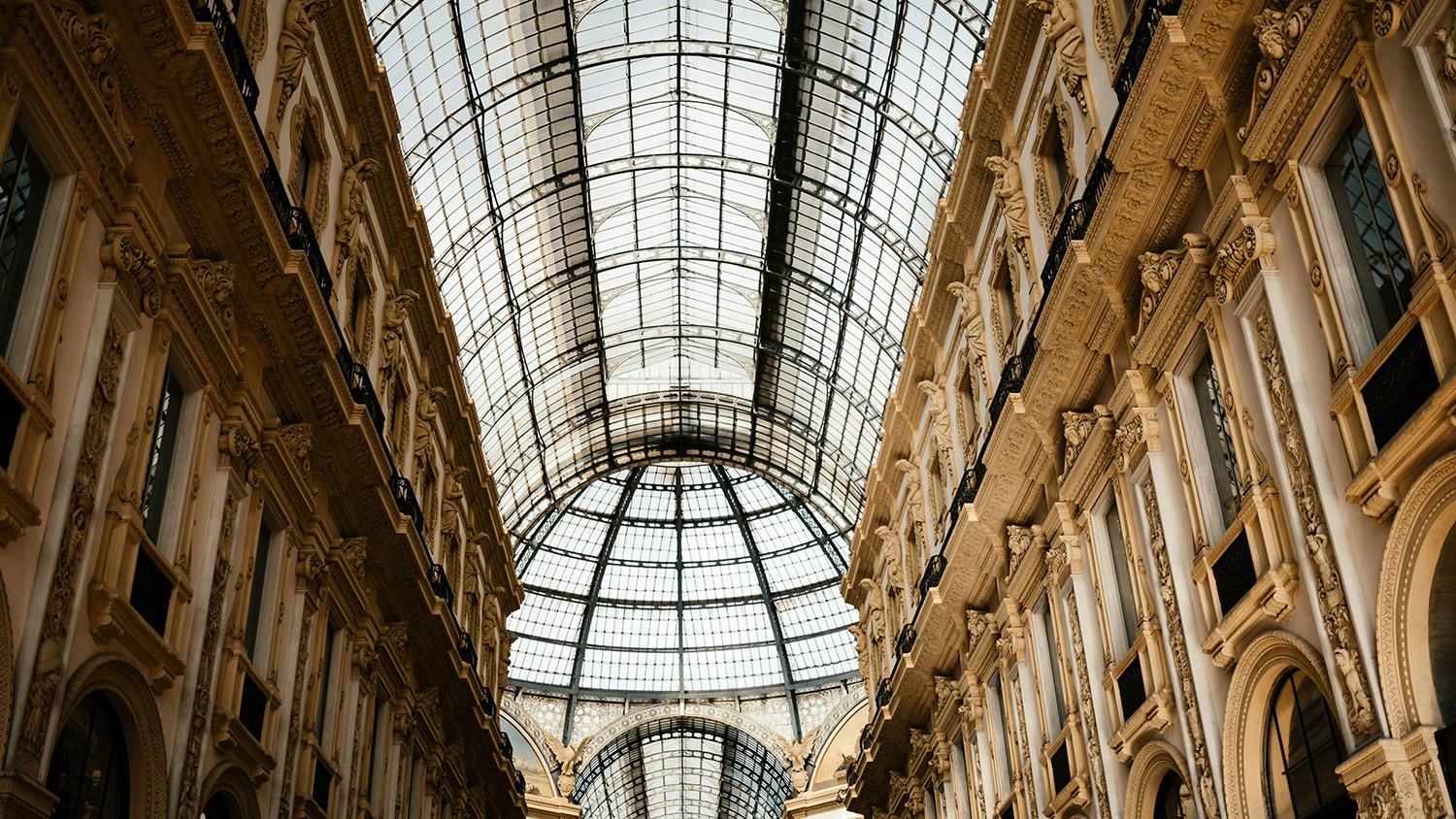  Si estás planeando tu viaje a Milán, has llegado al lugar indicado. Hemos armado una lista de lugares que debes considerar si estás por ir a Milán. 